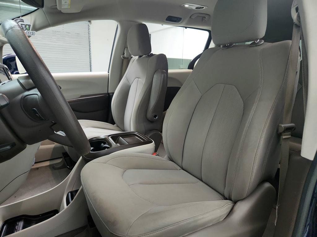 Used 2020 Chrysler Pacifica Touring FWD image 14