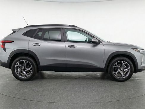 Used 2025 Chevrolet Trax LT image 11