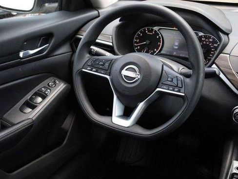 Used 2025 Nissan Altima 2.5 SV FWD image 22