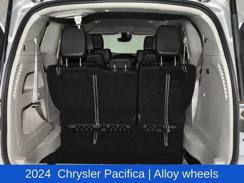 Used 2024 Chrysler Pacifica Touring-L FWD image 28