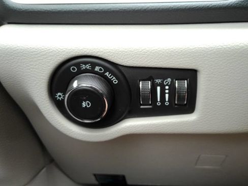Used 2023 Chrysler Pacifica Touring-L FWD image 42