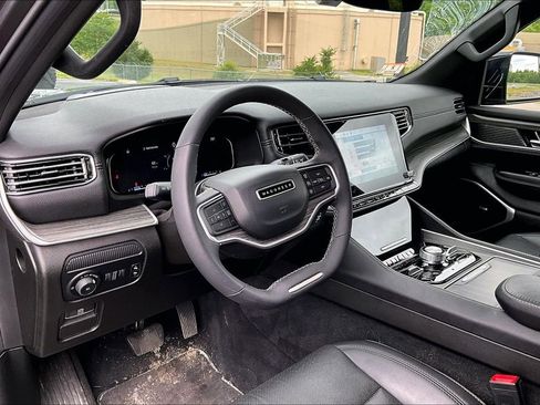 Used 2023 Jeep Wagoneer Series III w/ Premium Group I AWD/4WD image 4