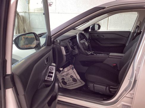 Used 2025 Nissan Rogue S FWD image 4