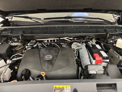 Used 2022 Toyota Highlander XLE AWD/4WD image 11