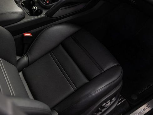 Used 2025 Porsche Cayenne S image 31
