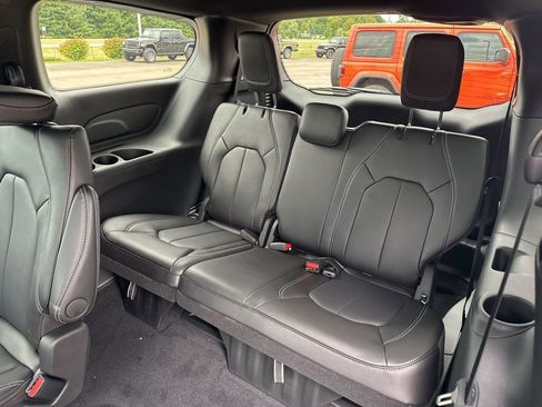 New 2026 Chrysler Pacifica Select FWD image 21