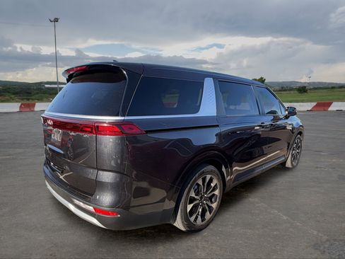 Used 2024 Kia Carnival EX FWD image 3
