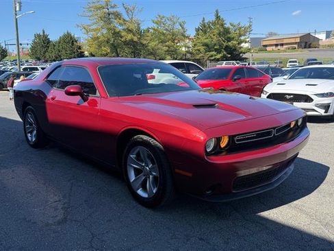 Used 2017 Dodge Challenger SXT image 6