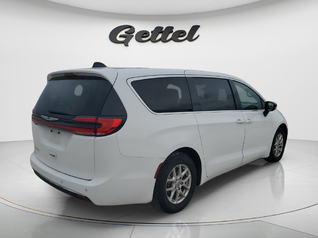 Used 2024 Chrysler Pacifica Touring-L FWD image 5
