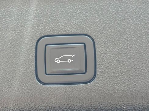 Used 2024 Chevrolet Suburban Z71 w/ Luxury Package AWD/4WD image 38