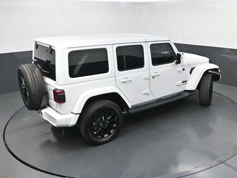 Used 2022 Jeep Wrangler Unlimited Sahara AWD/4WD image 35