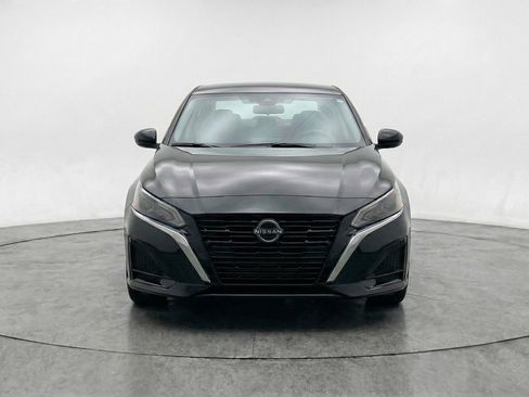 Used 2025 Nissan Altima 2.5 SV image 2