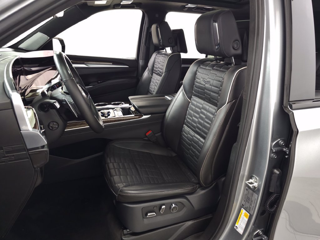 Certified 2025 Cadillac Escalade Sport Platinum w/ LPO, ONYX Package AWD/4WD image 18