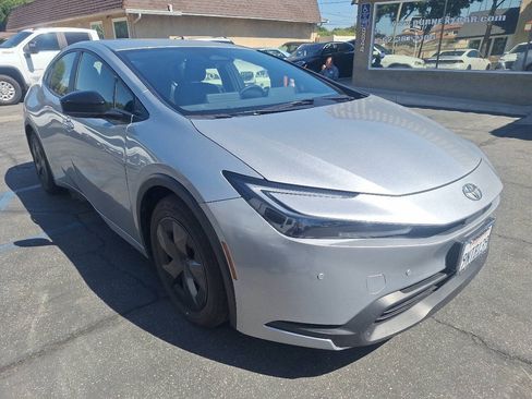 Used 2024 Toyota Prius LE FWD image 6