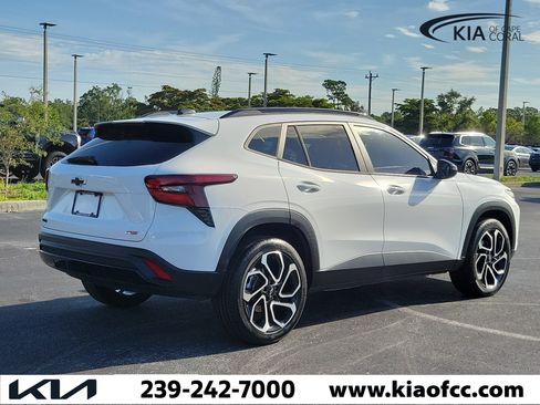 Used 2024 Chevrolet Trax RS w/ Sunroof Package FWD image 6