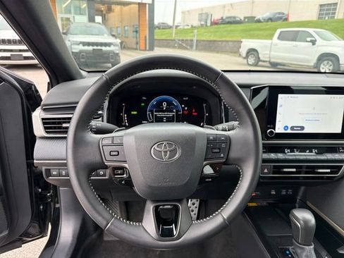 Used 2025 Toyota Camry SE image 35