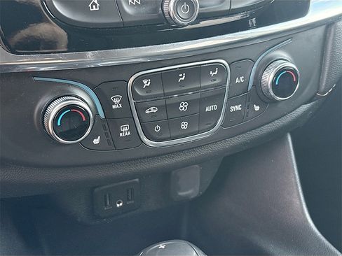 Used 2020 Chevrolet Traverse LT image 16