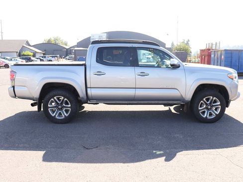 Used 2016 Toyota Tacoma Limited w/ Towing Package AWD/4WD image 4
