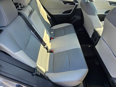 Used 2019 Toyota RAV4 XLE Premium image 24