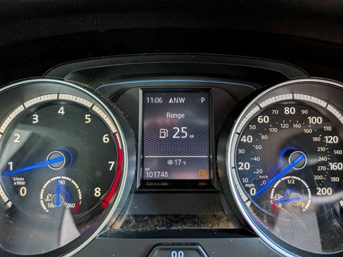 Used 2015 Volkswagen Golf R 4-Door image 30