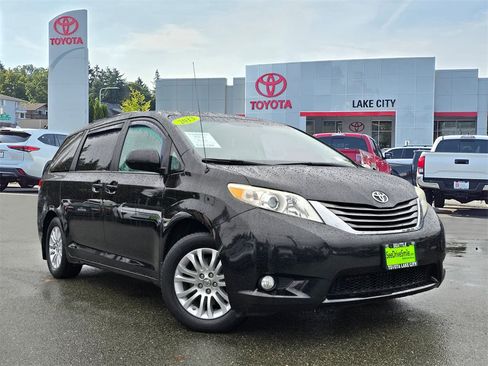 Used 2013 Toyota Sienna XLE image 1
