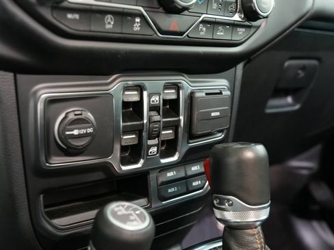 Used 2022 Jeep Wrangler Unlimited Sahara AWD/4WD image 11
