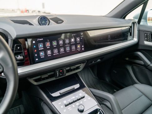 Used 2024 Porsche Cayenne image 16