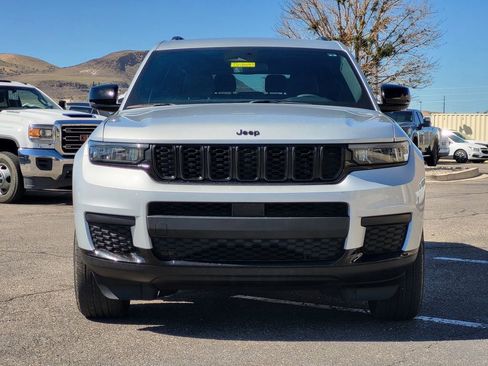 Used 2024 Jeep Grand Cherokee L Laredo image 3