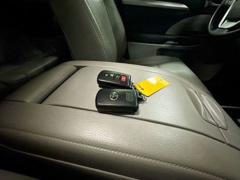 Used 2016 Toyota Highlander XLE image 43