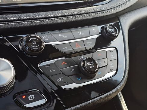 Used 2023 Chrysler Pacifica Limited w/ S Appearance Package FWD image 23