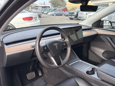 Used 2024 Tesla Model Y Long Range AWD/4WD image 27
