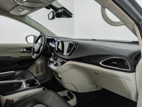 Used 2022 Chrysler Pacifica Touring-L image 10