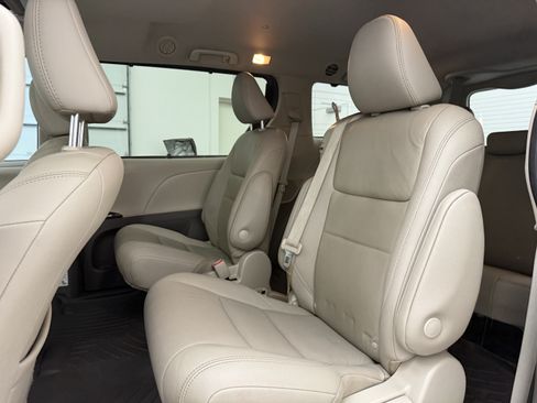 Used 2020 Toyota Sienna XLE FWD image 24