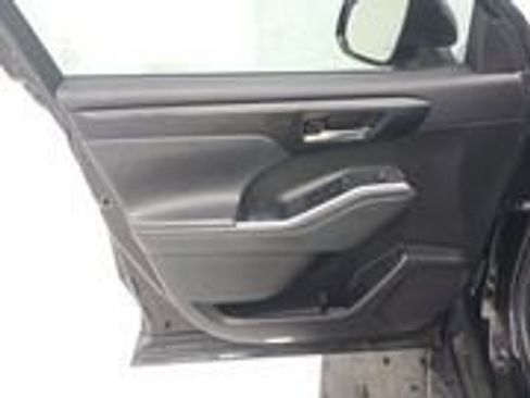 Used 2022 Toyota Highlander XLE image 7