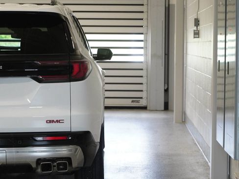 Used 2024 GMC Acadia Denali FWD image 10