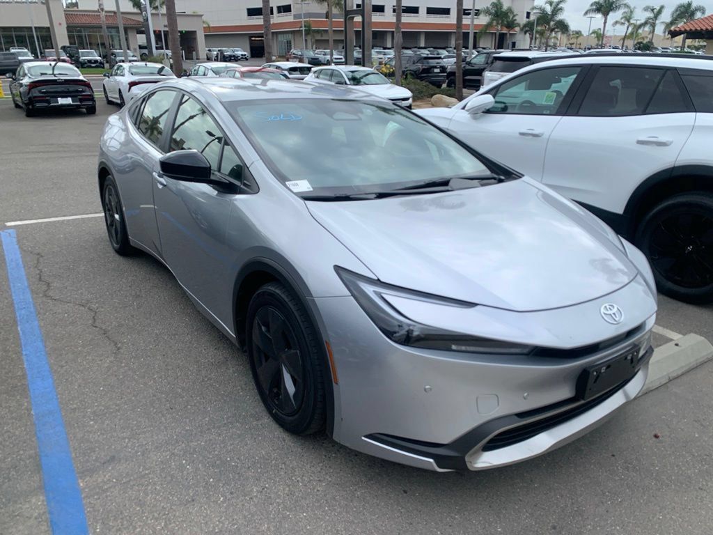 Used 2025 Toyota Prius Plug-In Hybrid FWD image 5