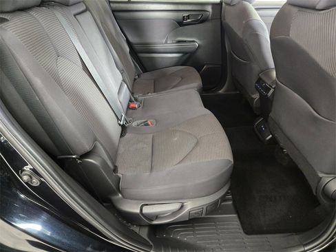 Used 2022 Toyota Highlander LE image 19
