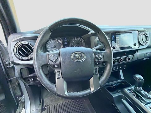 Used 2018 Toyota Tacoma TRD Sport w/ Technology Package image 11