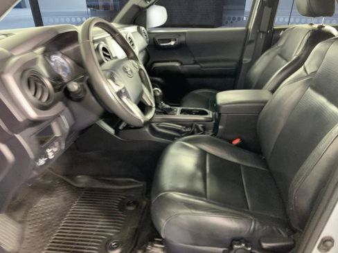 Used 2018 Toyota Tacoma TRD Off-Road w/ TRD Premium Off Road Package AWD/4WD image 23