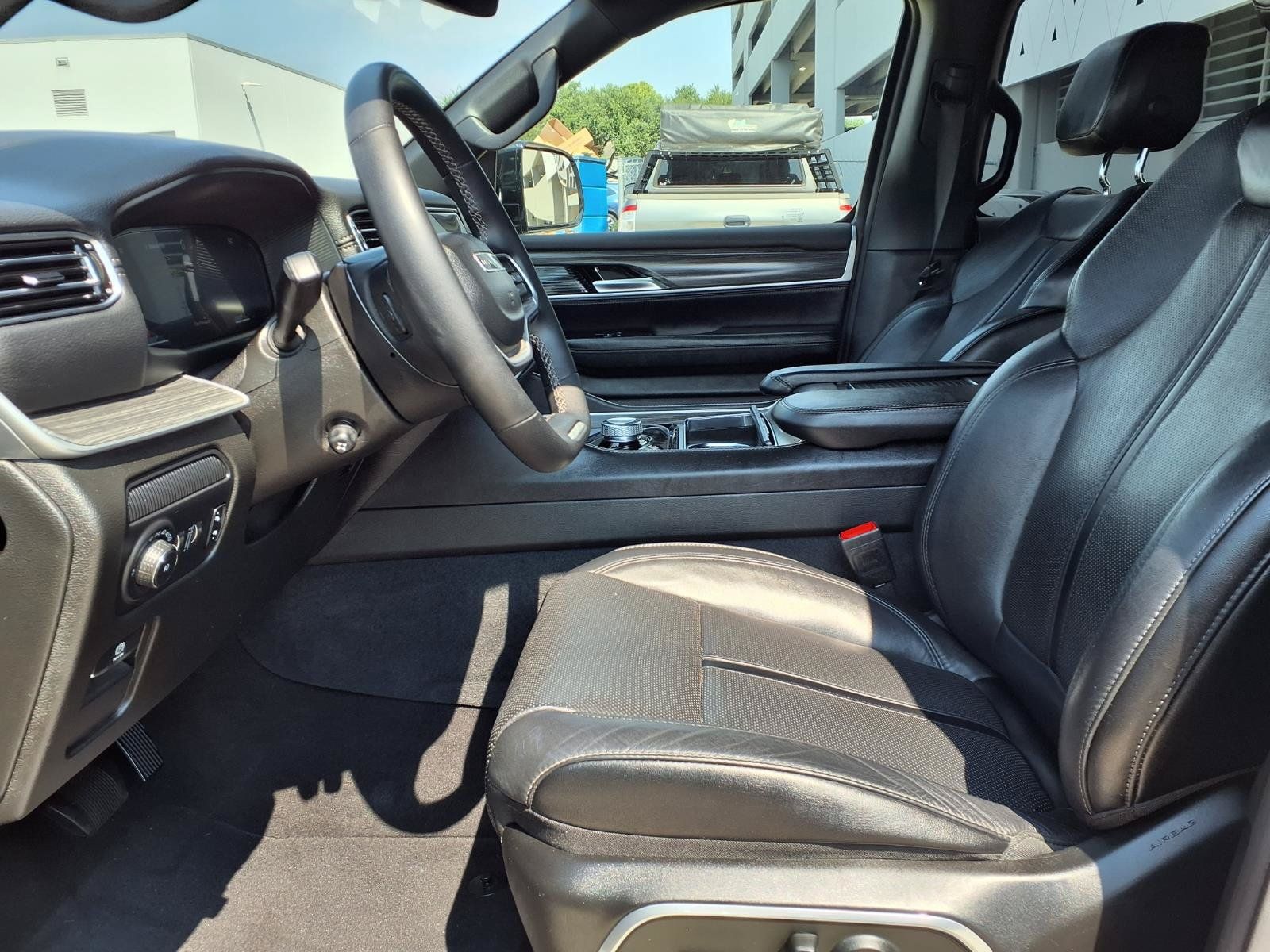 Used 2024 Jeep Wagoneer L Series II RWD image 17