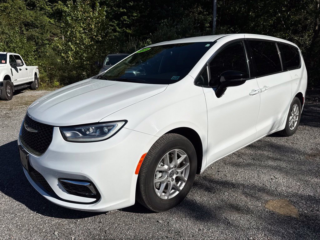 Used 2025 Chrysler Pacifica Select FWD image 3