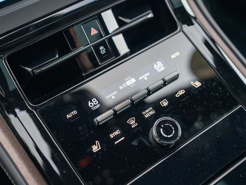 Certified 2025 Porsche Panamera image 18