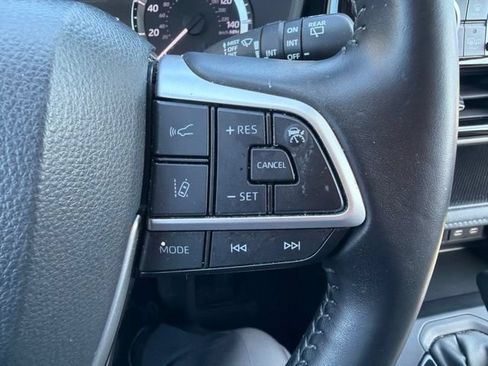 Used 2024 Toyota Highlander LE FWD image 13