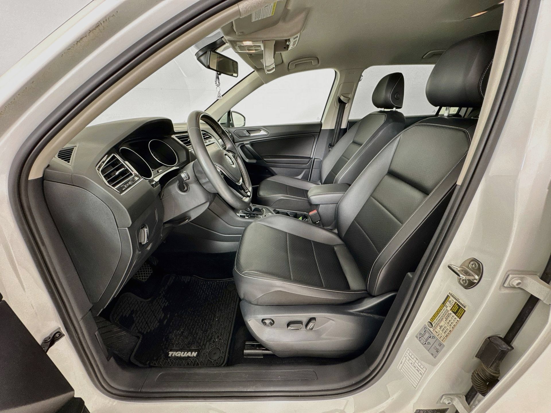 Used 2021 Volkswagen Tiguan SE AWD/4WD image 21