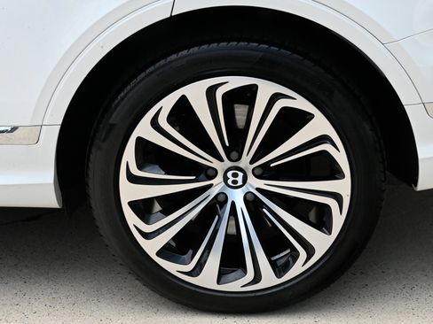 Used 2023 Bentley Bentayga AWD/4WD image 10