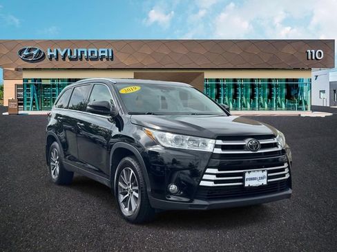 Used 2019 Toyota Highlander XLE AWD/4WD image 1