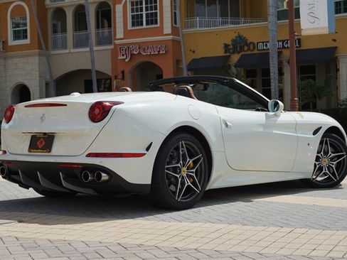Used 2017 Ferrari California T RWD image 35
