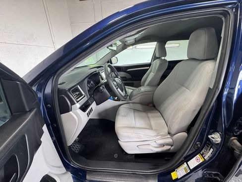 Used 2015 Toyota Highlander LE FWD image 12