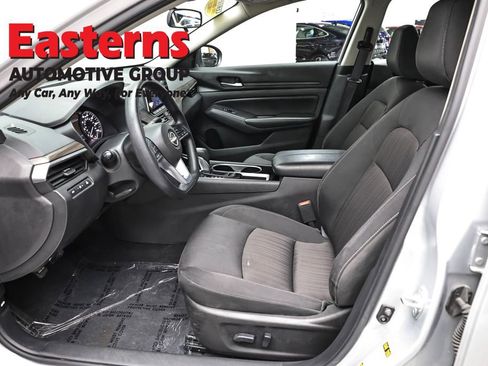 Used 2024 Nissan Altima 2.5 SV FWD image 14