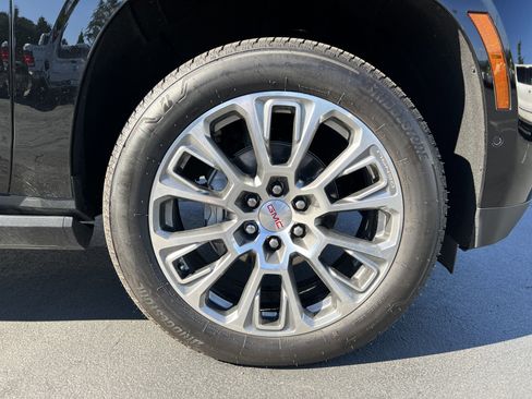 Used 2025 GMC Yukon XL Denali image 12